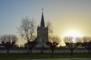 Eglise de Dizy-le-Gros devant un lever de soleil