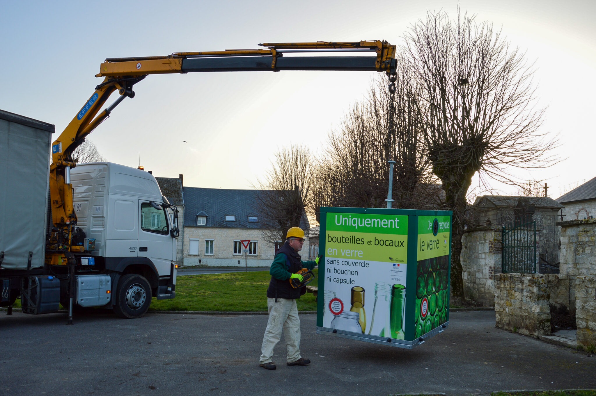 Les bornes à verre en cours d'installation ! - Les Portes ...