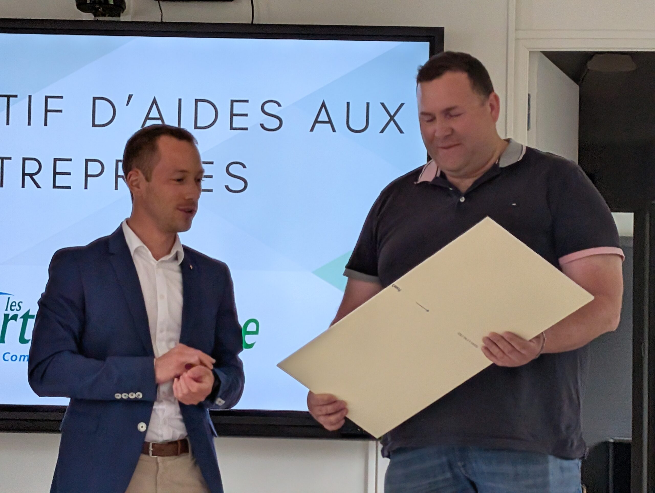 Les élus remettent le chèque à l'entreprise MUZY